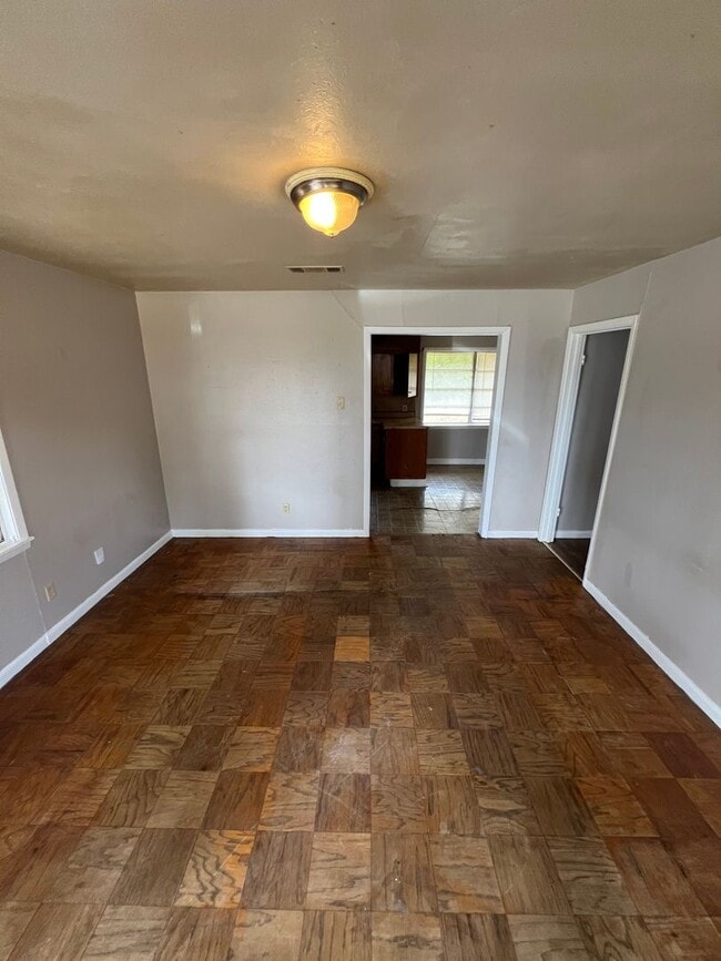 Building Photo - 919 Pine Tree Dr