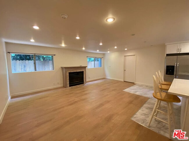 Building Photo - 837 Sunset Ave