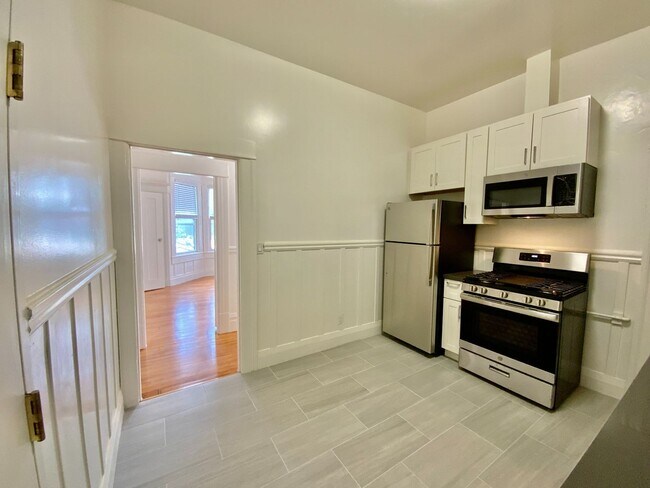 Building Photo - RENOVATED 2BR. Dishwasher! Laundry On-Site...