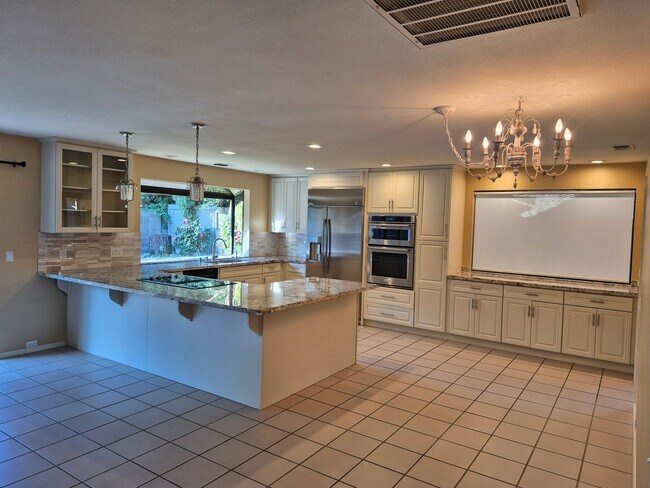 Building Photo - Beautiful  4 bedroom 2.5 bath with loft & Pool