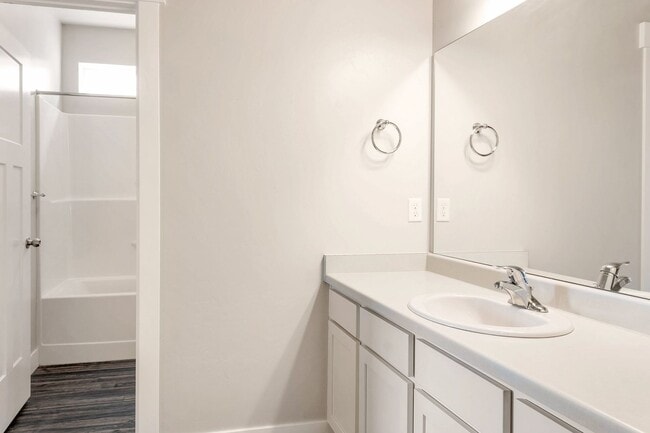 Building Photo - Beautiful Top Level Condo w 1 car garage