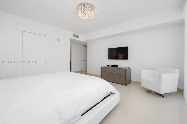 Building Photo - 5875 Collins Ave