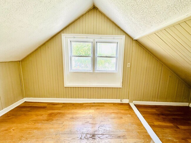 Building Photo - Updated FOUR bedroom home in South Louisville