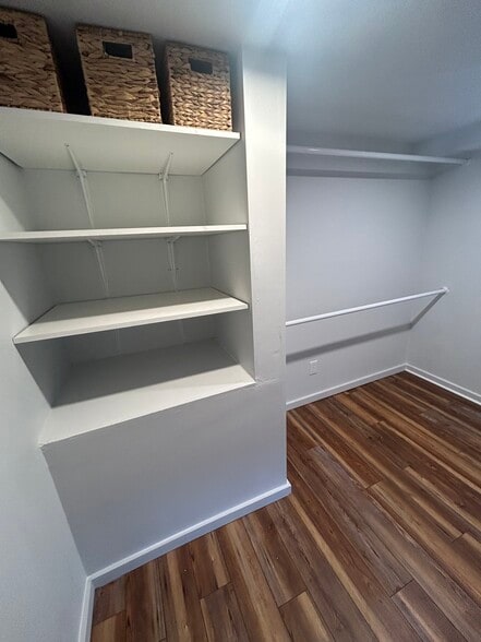 Main Bedroom Walk In Closet - 31 Walling Rd