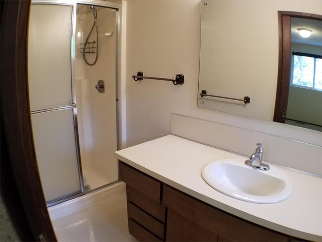 Building Photo - 3 bedroom in Bellevue WA 98006
