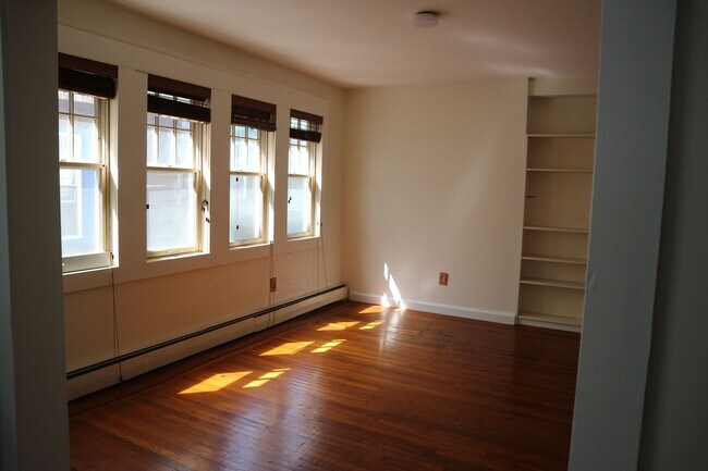Building Photo - Large pet-friendly 3-bedroom house for ren...