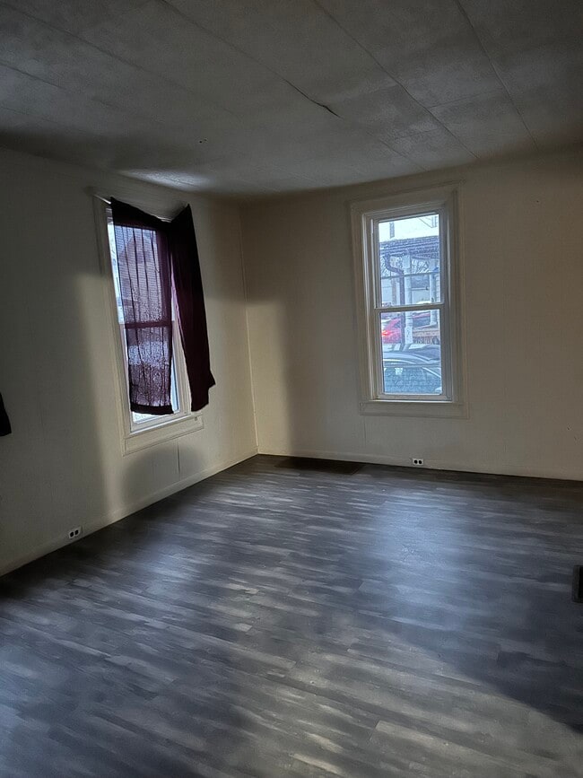 Building Photo - 421 Balsam St