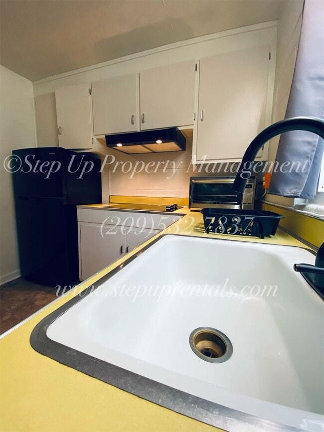 Building Photo - Private and Spacious Studio Near Downtown Sonora
