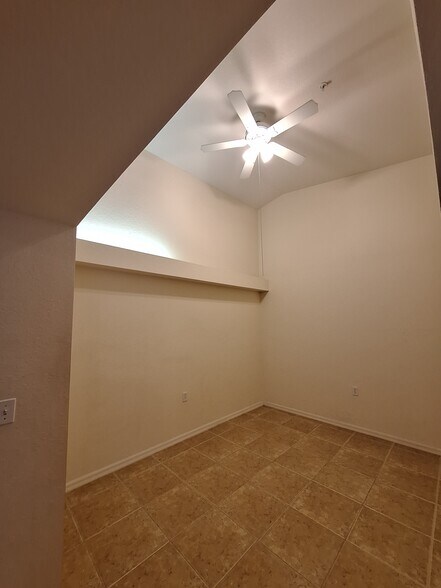 Den - 25727 Lake Amelia Way