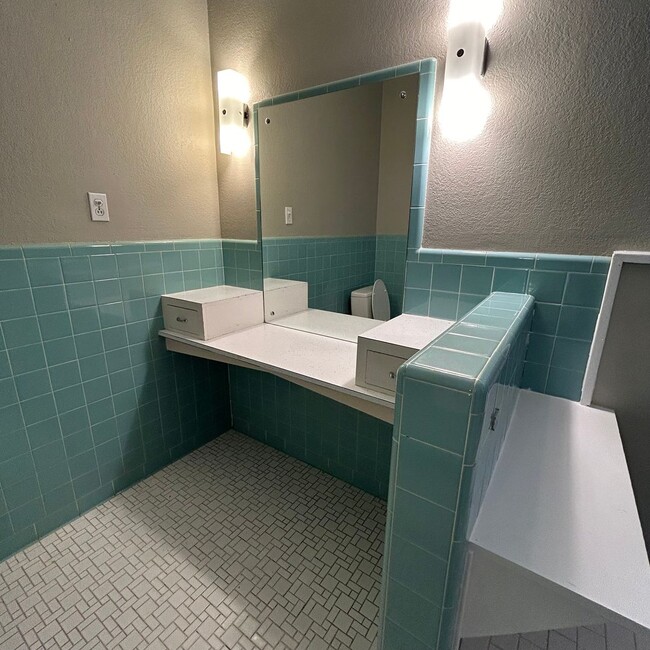 Building Photo - Large 5 bed house in the hart of West Campus.