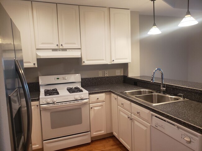 Building Photo - Large 3-bed Townhouse in Terwilliger South