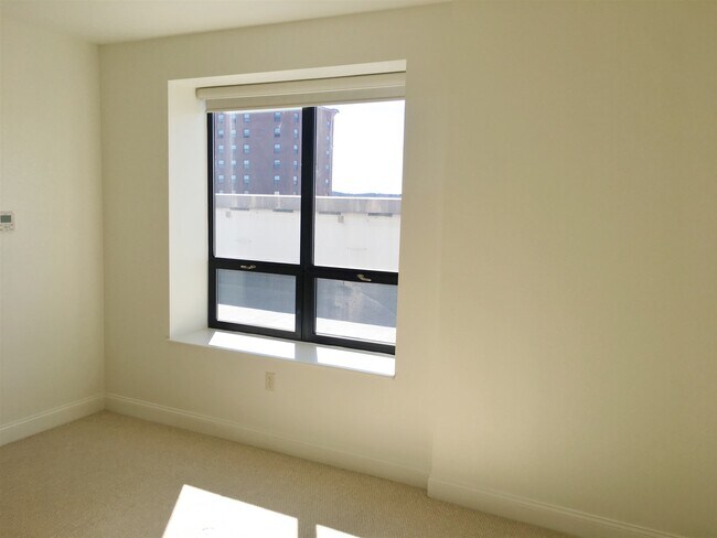 Building Photo - 875 Elm St