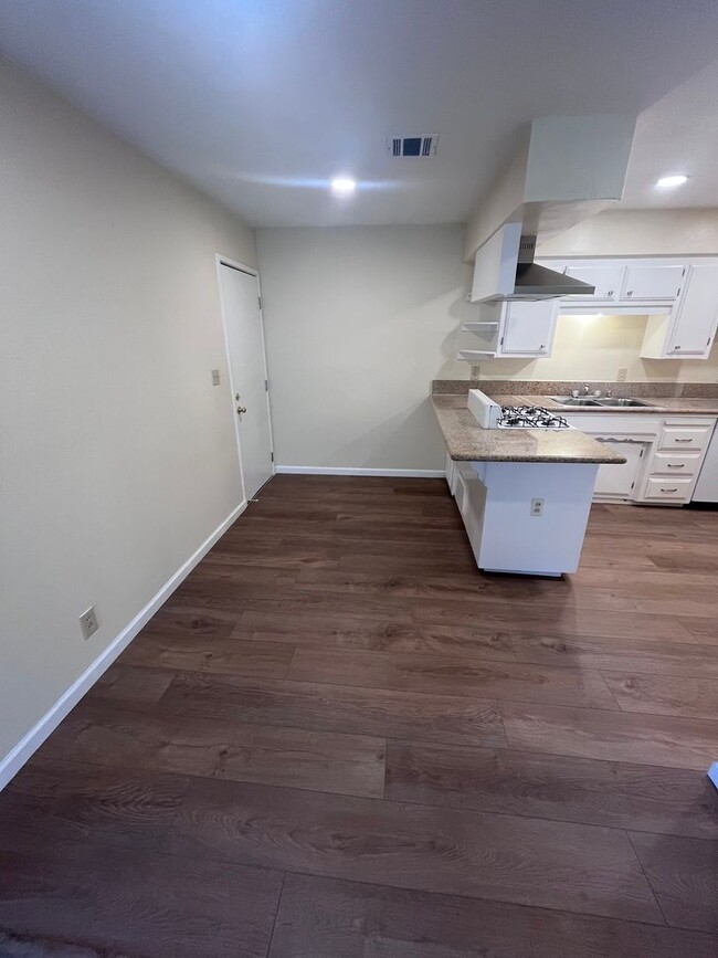 Building Photo - NICE UPDATED DUPLEX IN FAIR OAKS!!