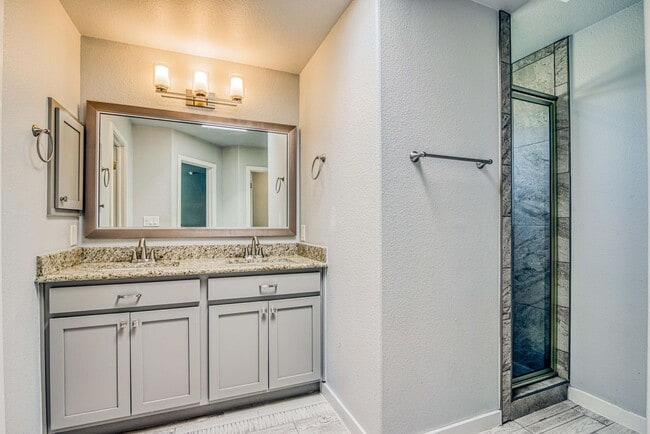 Building Photo - Beautiful 4 bed/2.5 baths in the desirable...