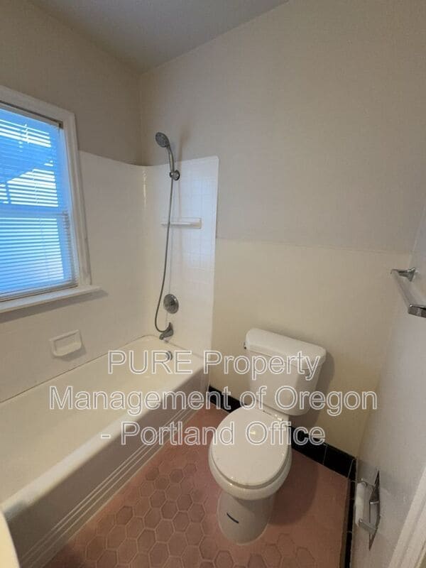 Building Photo - 715 NE 20th Ave