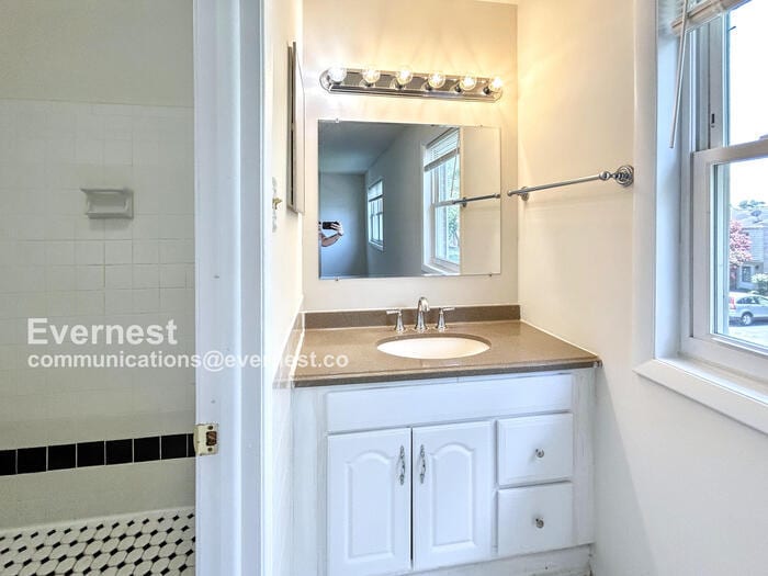 Building Photo - 1382 Ironwood St