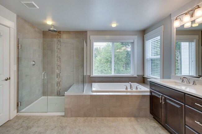 Building Photo - Beautiful 4 bedroom home in Canterbury Par...