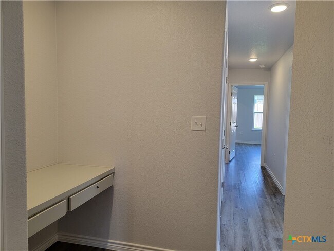 Building Photo - 122 Wind Ridge Dr