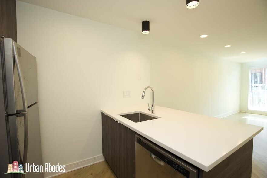 Building Photo - 935 W Grace St