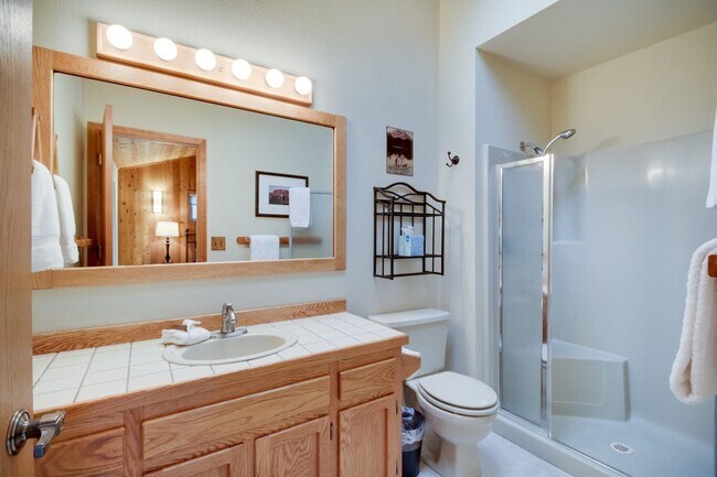 Building Photo - 3 Bedroom 2 Bath Fully Furnished - Sunriver Oregon