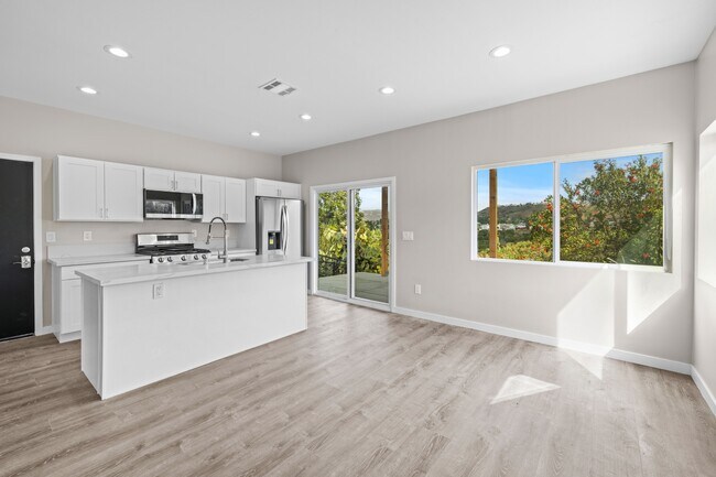 Building Photo - 5564 Hamill Ave