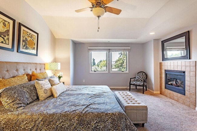 Building Photo - Gorgeous Spacious TownHome in Downtown Mou...