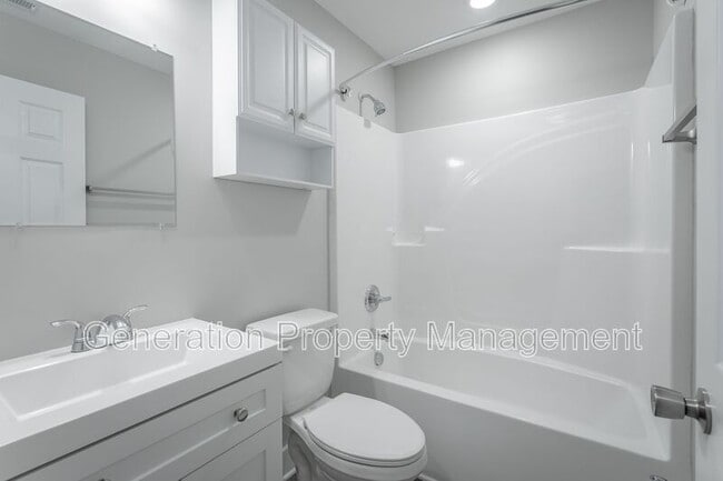 Building Photo - 5 Meadowbrook Dr W