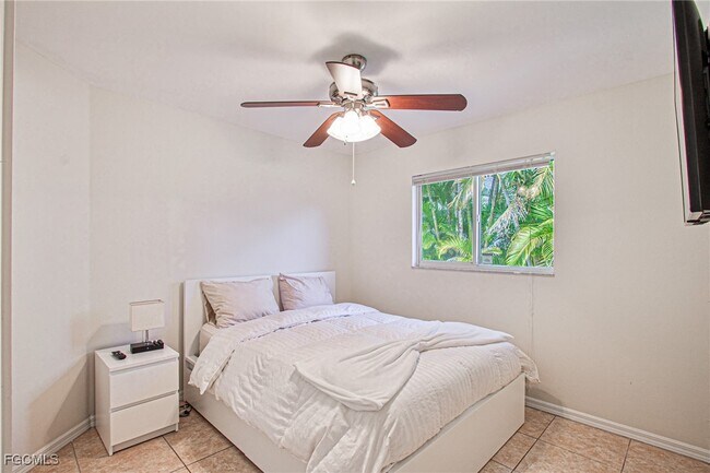 Building Photo - 2144 SW 19th Ave