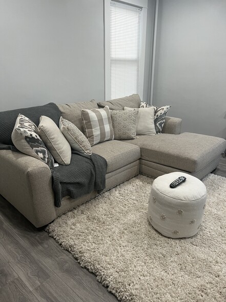 Building Photo - 19 Maple St