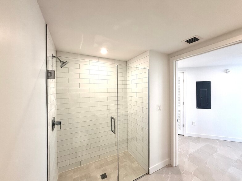 Building Photo - 1910 NW 1st Pl