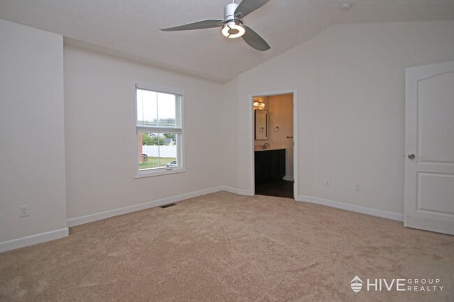 Building Photo - Modern 3BR Townhouse with Private Backyard...