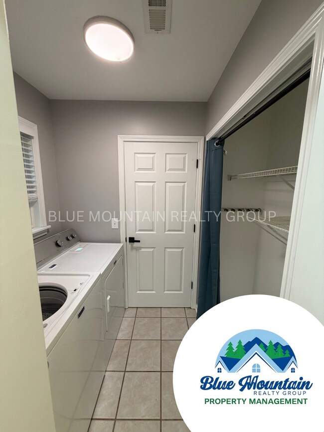 Building Photo - Canton - Easy commute to Asheville only 23 minutes