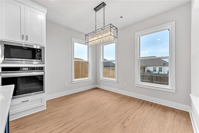 Building Photo - 1841 Utopia St