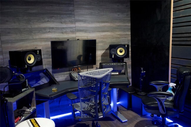 Building Photo - 11150 Peachtree Dr