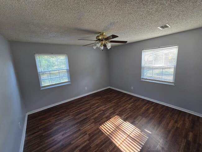 Building Photo - 105 Doris St