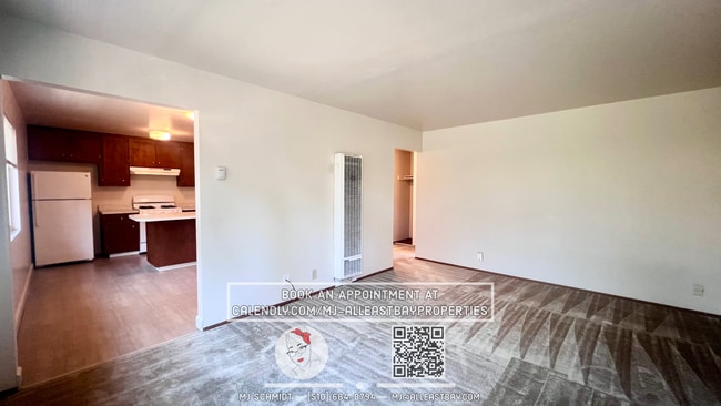 Building Photo - Spacious top floor 2 bedroom, walking dist...