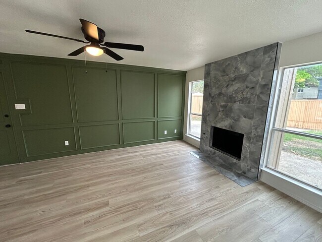 Building Photo - 1131 Holly Dr