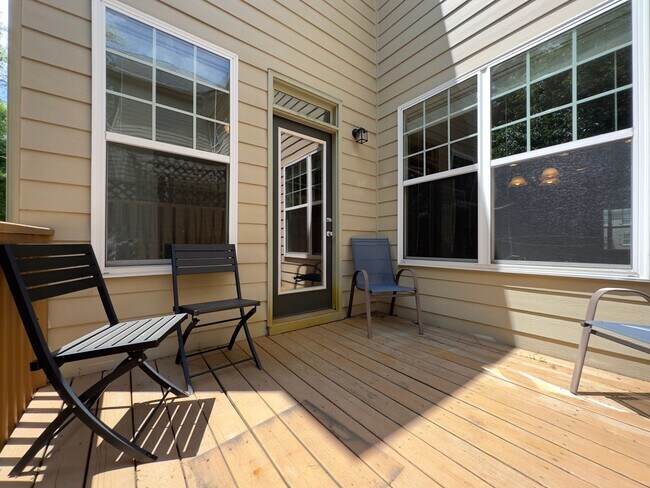 Building Photo - 3 bedroom 3 bath  Townhouse in Cobblestone...