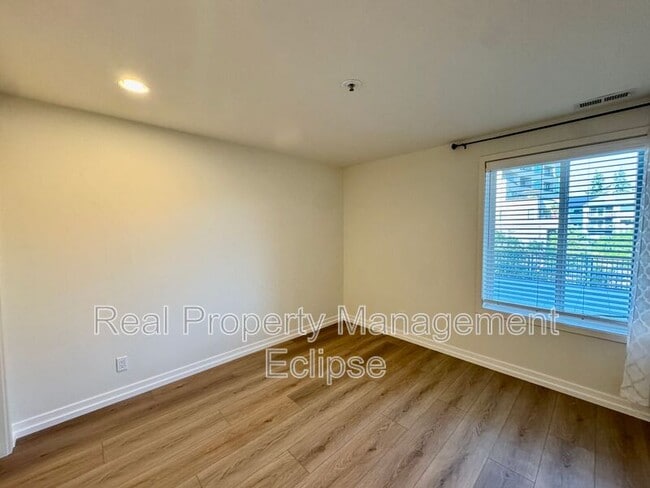Building Photo - 9039 NE Juanita Dr