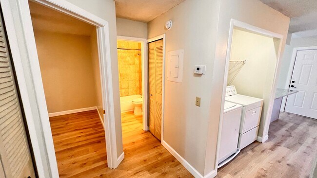 Building Photo - Spacious 2 Bed / 1 Bath Duplex in West Orl...