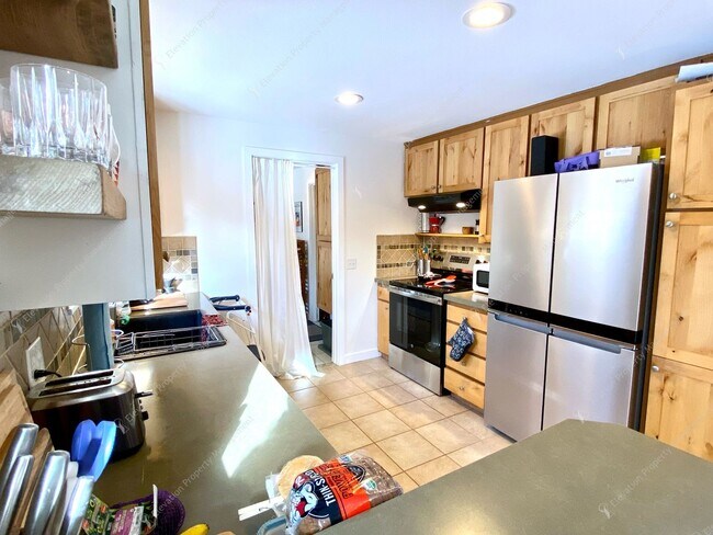 Building Photo - *Unfurnished* Charming Single-Story 3-Bedroom, 2-Bathroom Rancher with Stunning Yard