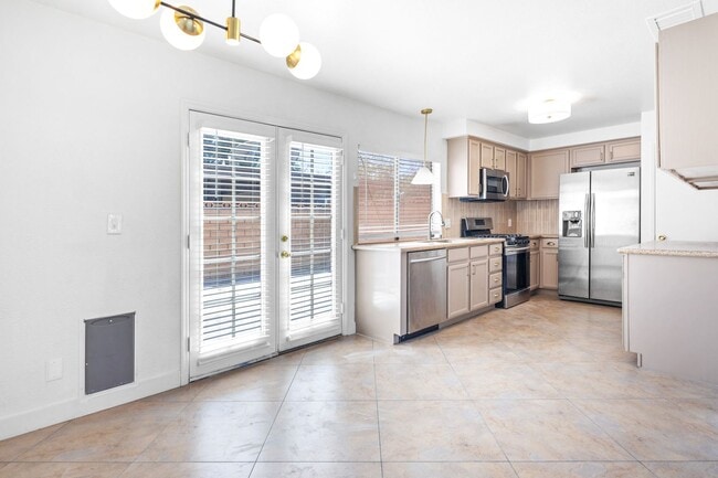 Building Photo - SPACIOUS 3BEDROOM TOWNHOUSE IN 89103
