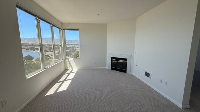 Building Photo - Epic REA - Top floor, Sweeping Views, 3 BR...