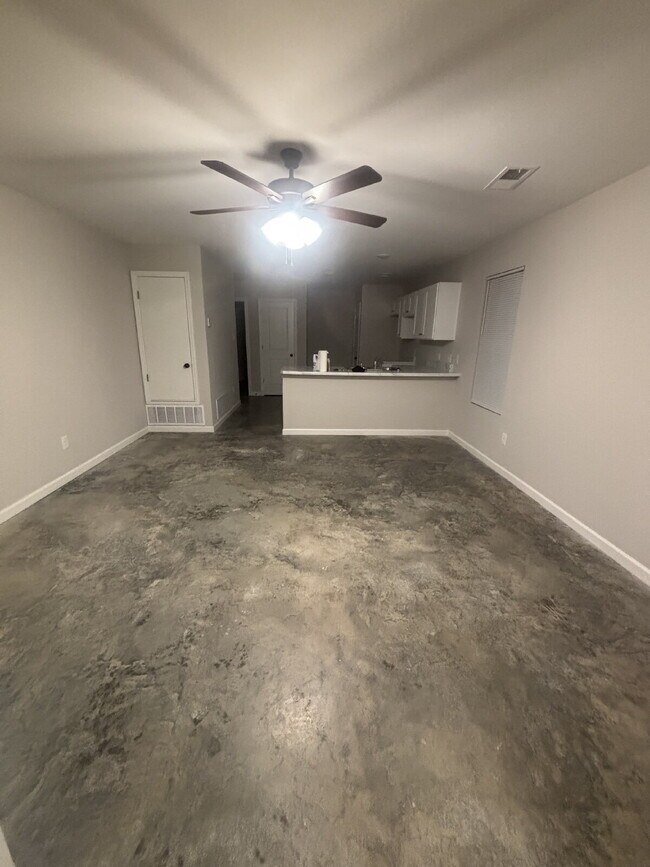 Building Photo - "Charming 4-Bedroom Retreat with 2 Full Baths on Sunny View Drive!"