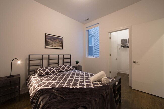 Building Photo - 2048 W Chicago Ave