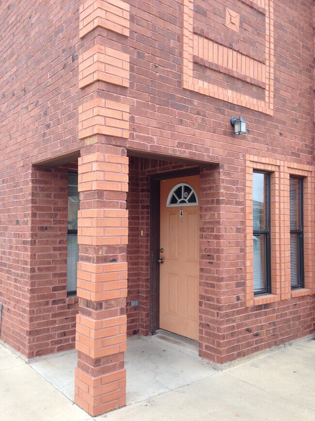 Building Photo - 1306 W Fig Ave