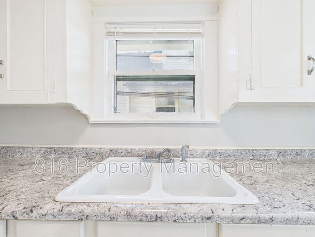 Building Photo - 6612 Park Ave E