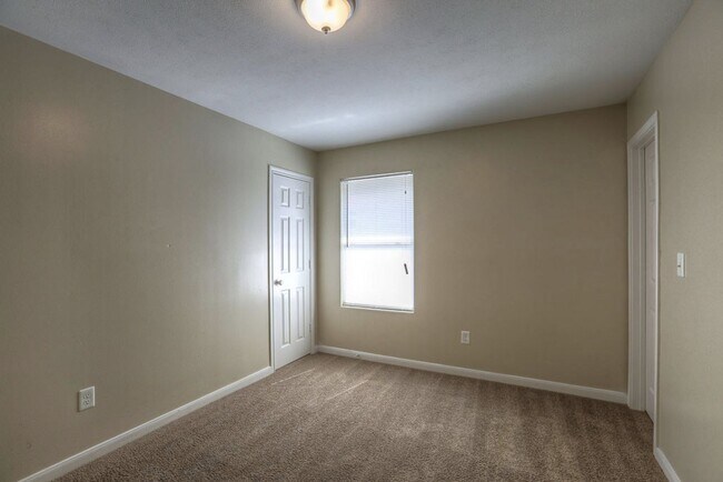Building Photo - Pine Landing Townhomes - Ask for MOVE IN SPECIALS
