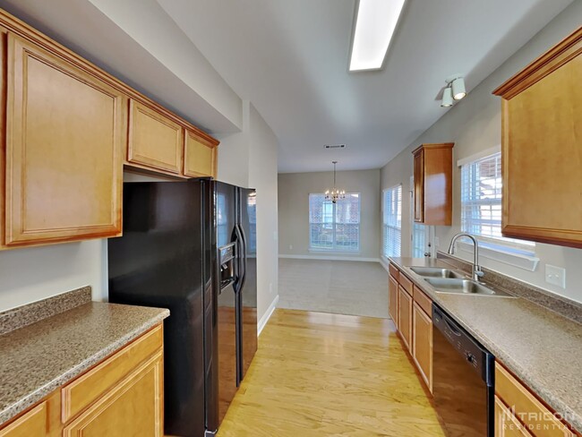 Building Photo - 6820 Scarlet Ridge Dr