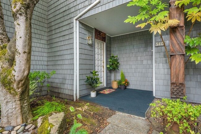Building Photo - 540 N Hayden Bay Dr